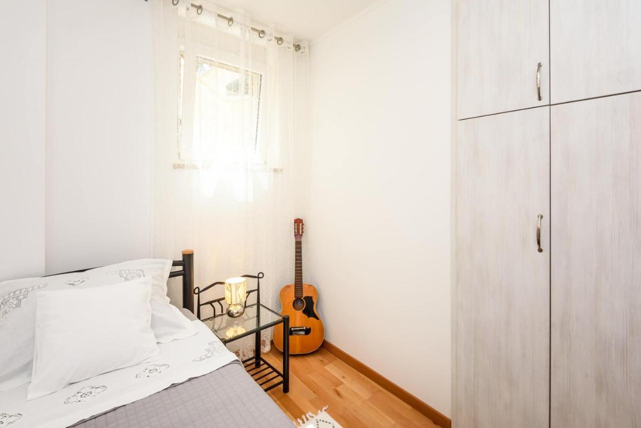 Apartment Jadranka With Sea View In Rogotin Bagian luar foto