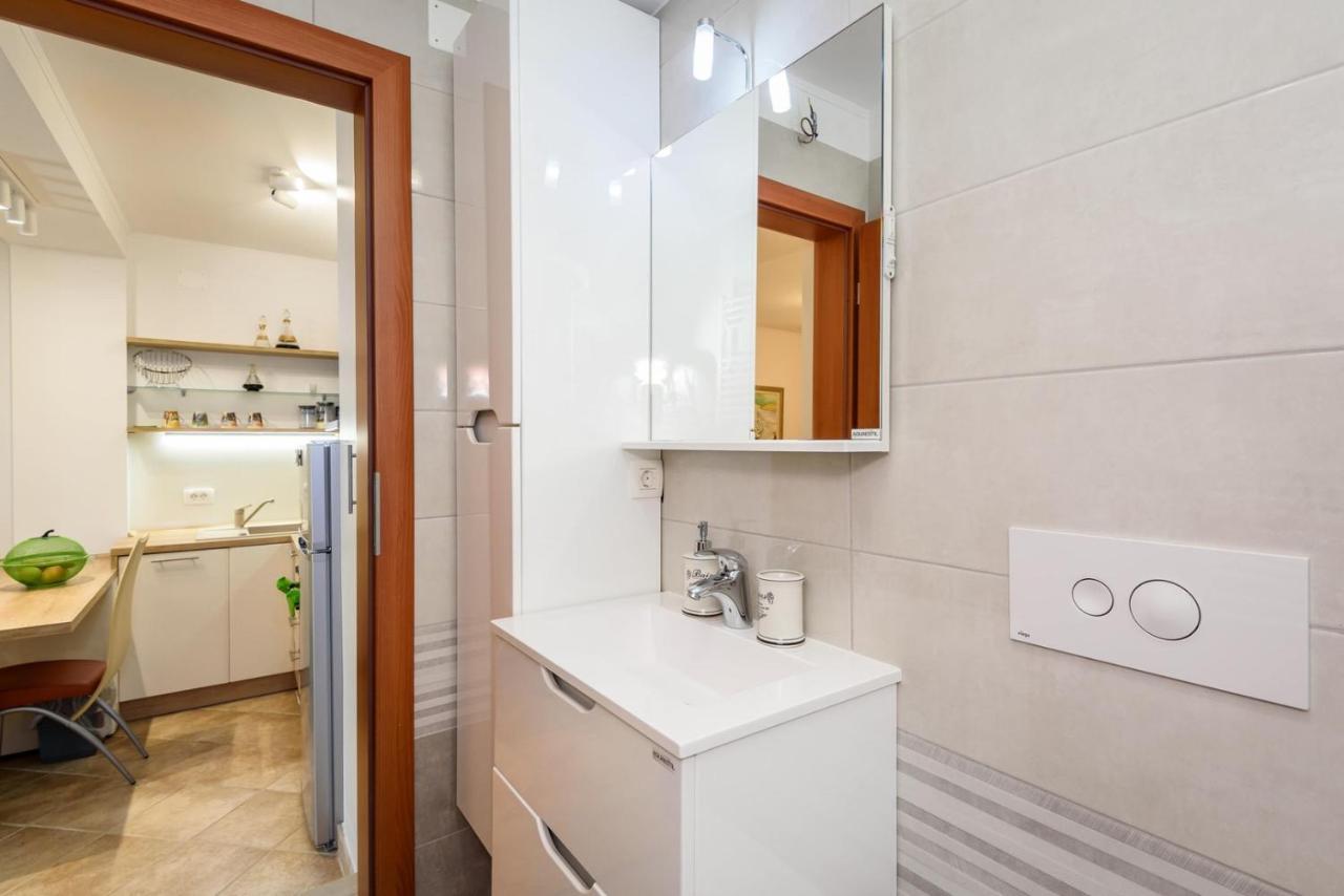 Apartment Jadranka With Sea View In Rogotin Bagian luar foto