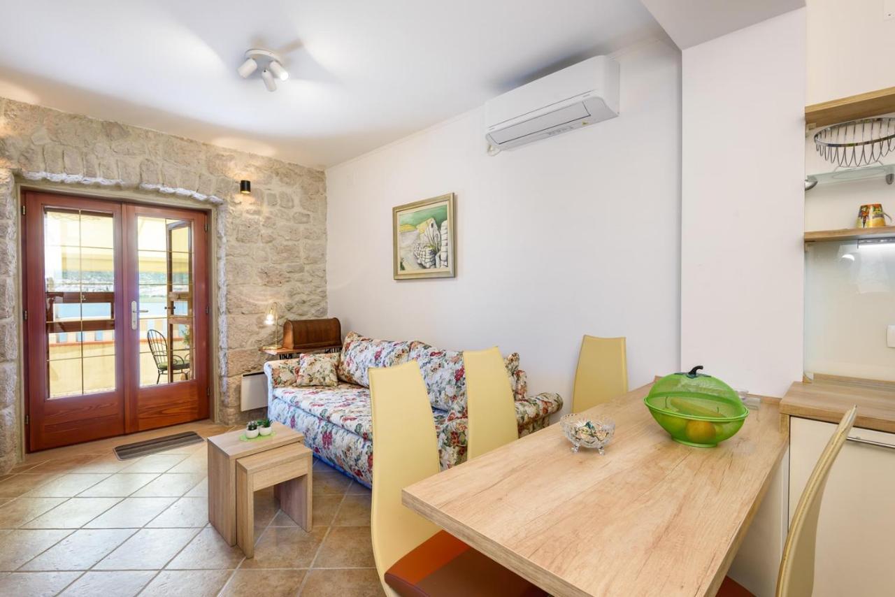 Apartment Jadranka With Sea View In Rogotin Bagian luar foto
