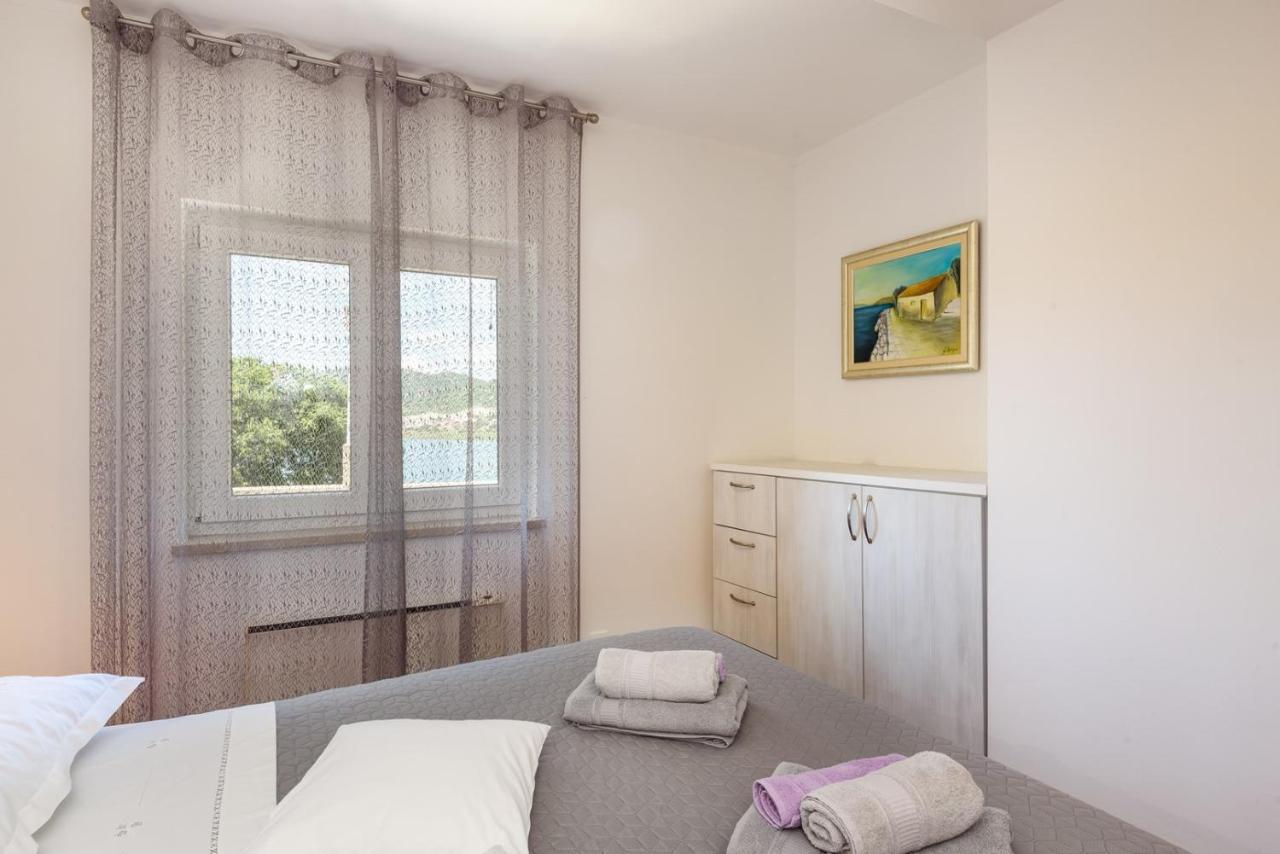Apartment Jadranka With Sea View In Rogotin Bagian luar foto