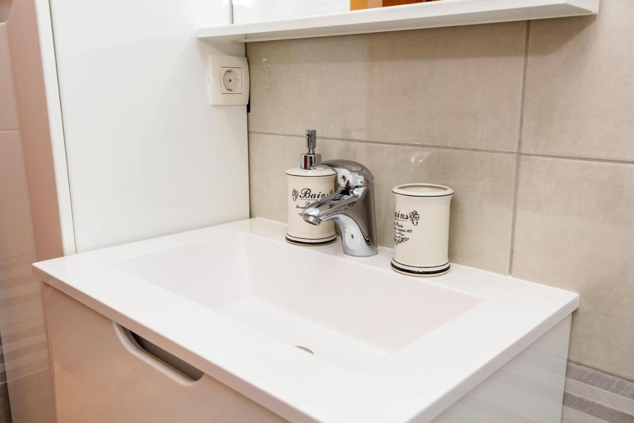Apartment Jadranka With Sea View In Rogotin Bagian luar foto